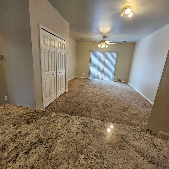 Building Photo - 2 Bed / 2 Bath Condo with In-Unit Laundry, Granite Countertops, Ceiling Fans, All Appliances, Car...