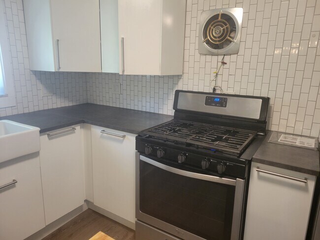 Gas range/oven - 1043 S Trenton Ave