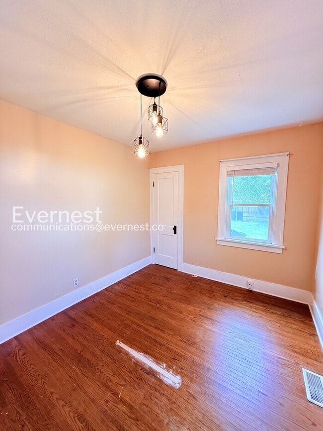 Building Photo - 3 Bed/1 Bath Home / Vouchers Accepted / Available Now!