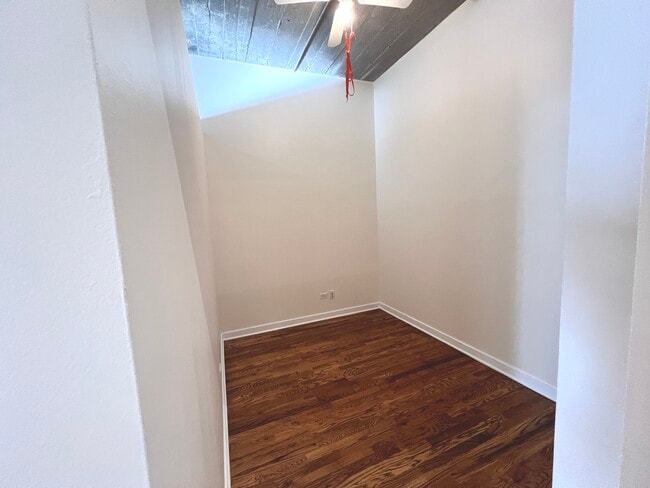 Building Photo - 1069 W 14th Pl