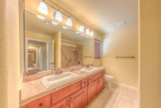 Building Photo - Gorgeous 5 bedroom home in Southern Highlands area