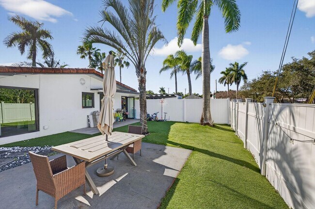 Building Photo - 2601 NE 8th Ct