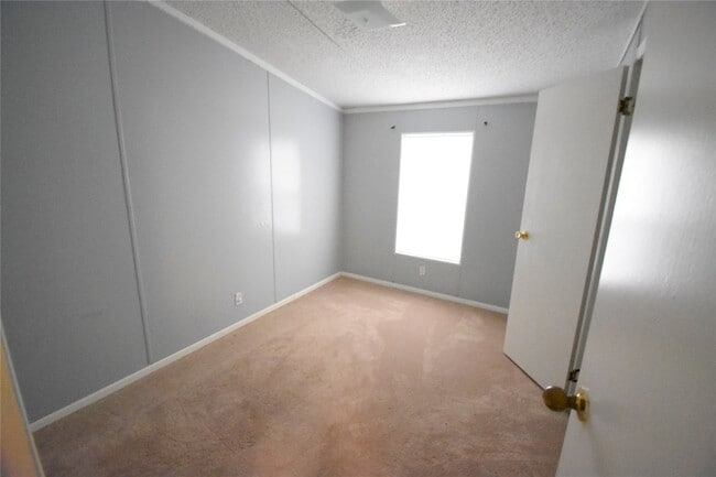 Building Photo - 2 Lakeview Ln