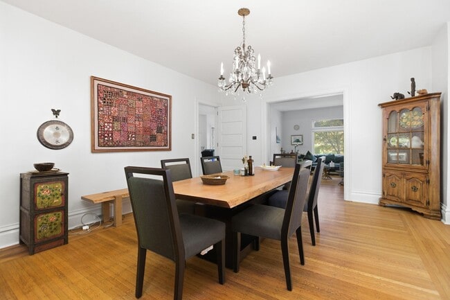 Building Photo - Stunning 5 Bedroom 2.5 Bathroom Home in Squirrel Hill