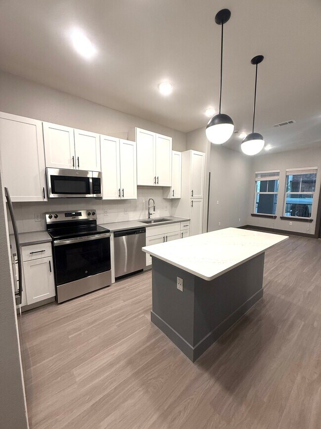 Primary Photo - 400 W 5th St