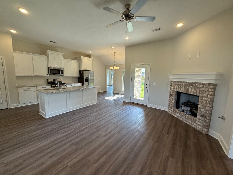 Building Photo - 124 Madisonville Dr