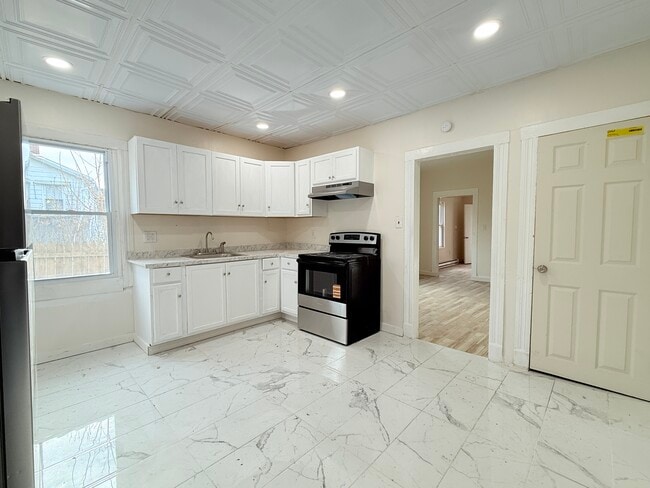 Building Photo - 210 Center Ave