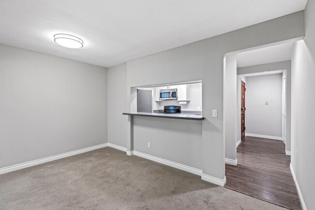 Building Photo - 2 bed 1.75 bath - includes water/sewer/gar...