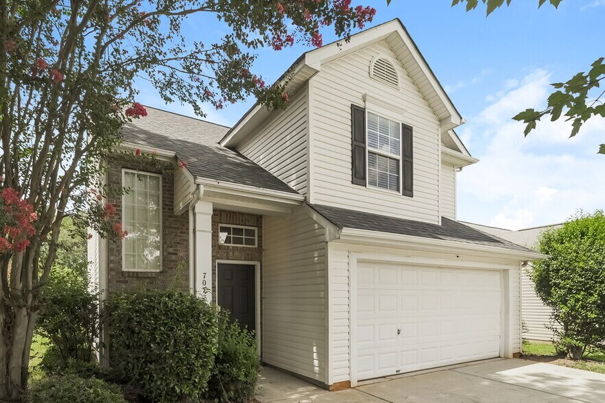 Building Photo - 707 Almora Dr