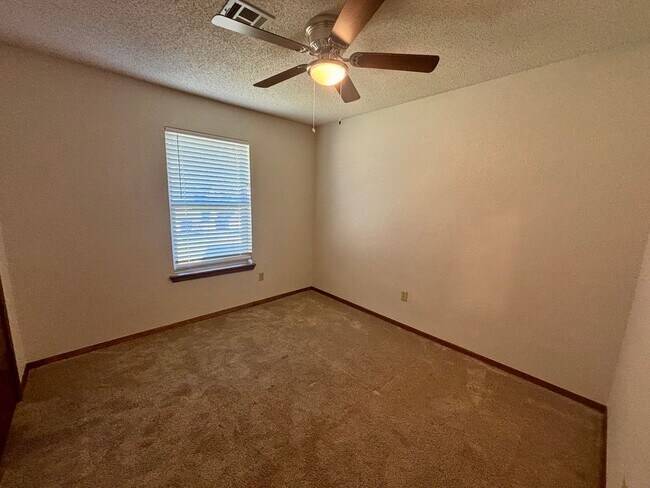 Building Photo - Charming 3 Bedroom 1.5 Bath in Midwest City