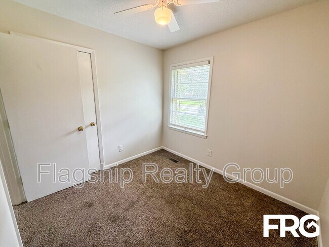 Building Photo - 910 Holloman St