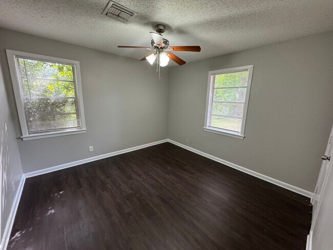 Building Photo - Updated 3 Bedroom home in Central Park