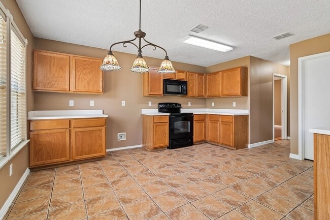 Building Photo - 2232 Chestnut Dr