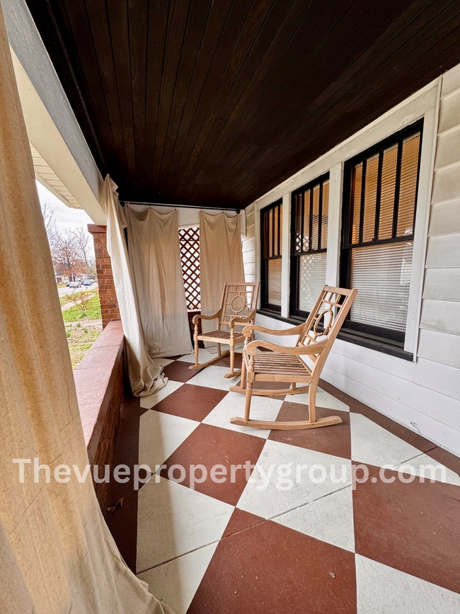 Building Photo - Completely remodeled 3 bedroom, brimming with charm & modern updates!