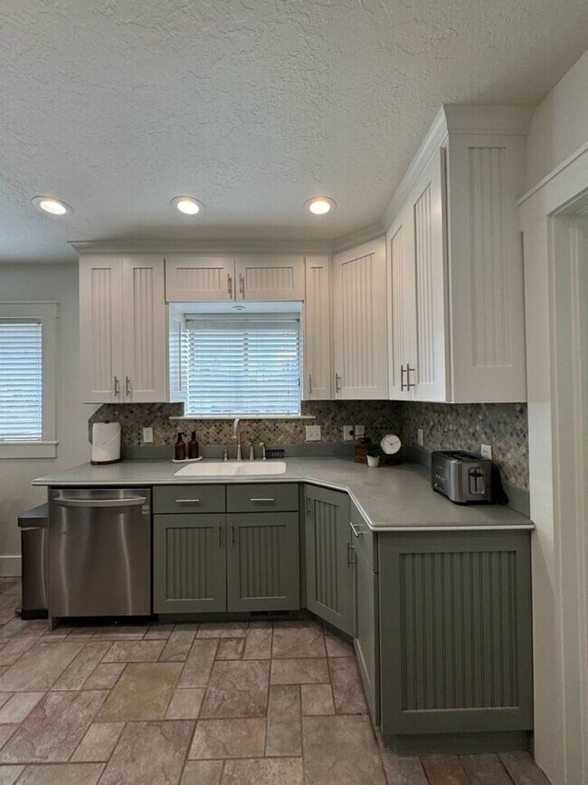 Building Photo - 3076 Melbourne St