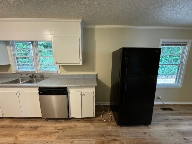 Building Photo - Nice 3/1 House in East Rome- $1,195