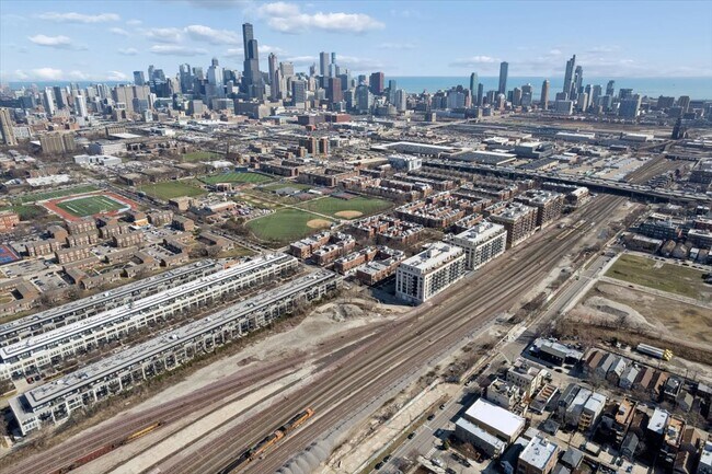 Building Photo - 943 W College Pkwy