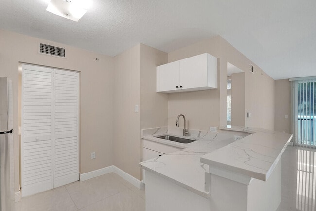Building Photo - 611 Villa Cir