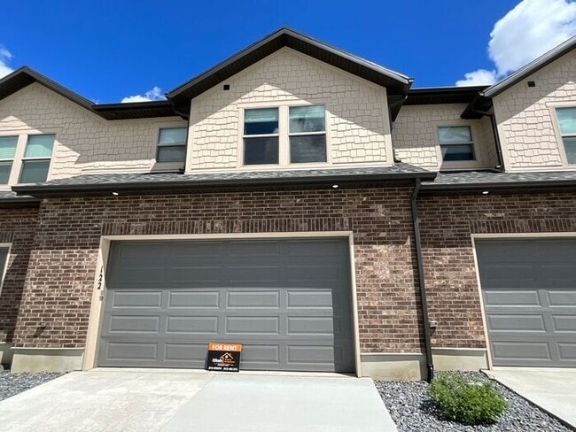 Building Photo - 2 bedroom 2 1/2 bath townhouse