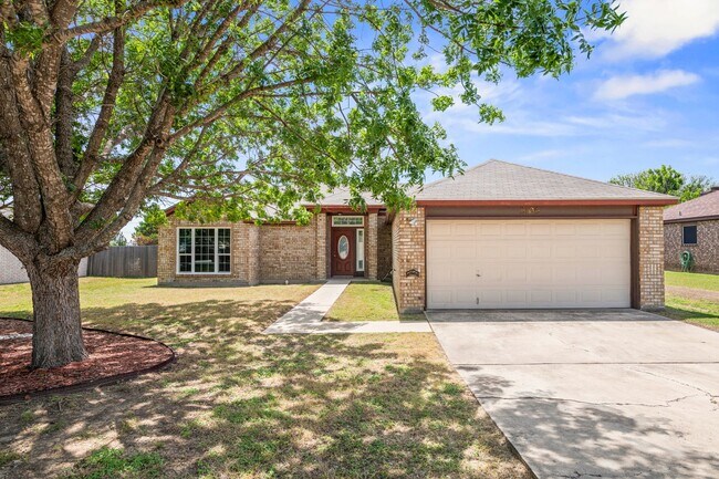 Building Photo - Available NOW!!!! This 3 bedroom, 2 bath, 2 car garage home has no carpet. All flooring is LVP an...