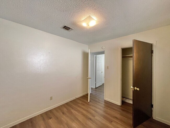 Building Photo - 624 Sunset Ln
