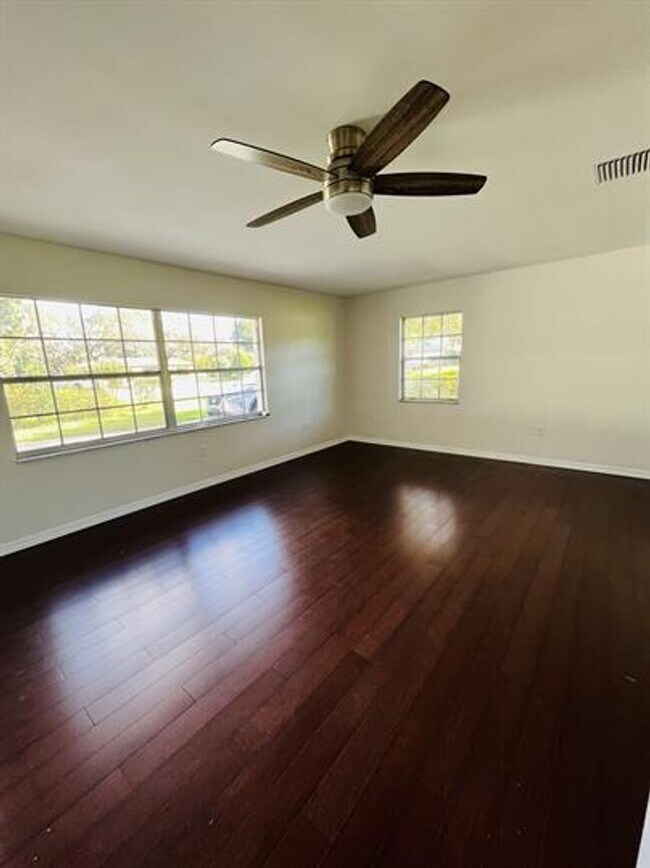 Building Photo - Eustis Lake Front Home with 2 Primary Bedr...