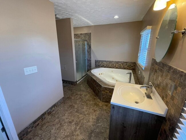 Building Photo - 332 E Lincoln St