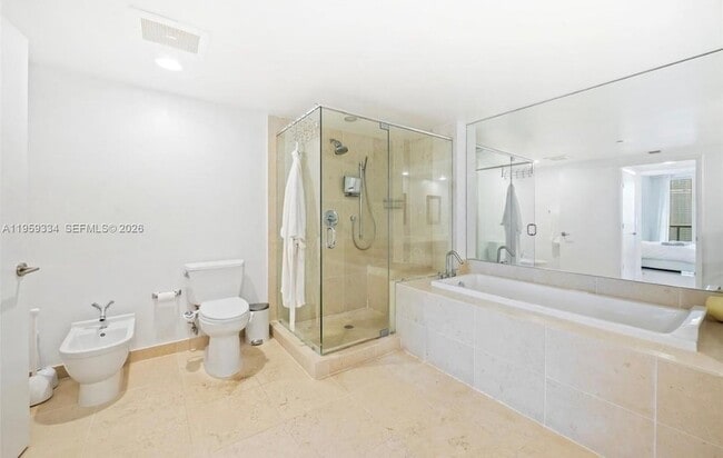 Building Photo - 495 Brickell Ave