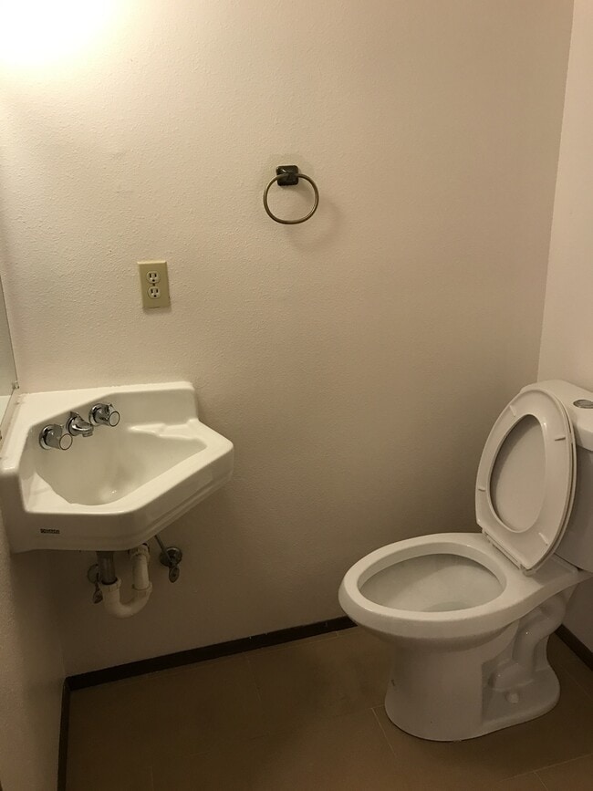 Building Photo - Nice 2 Bed/1.5 Bath Condo in Bellevue!