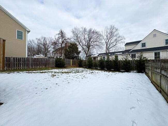 Building Photo - Charming 3 Bed 3 Bath Sitting On A Large Lot In Beautiful Summit Veitch