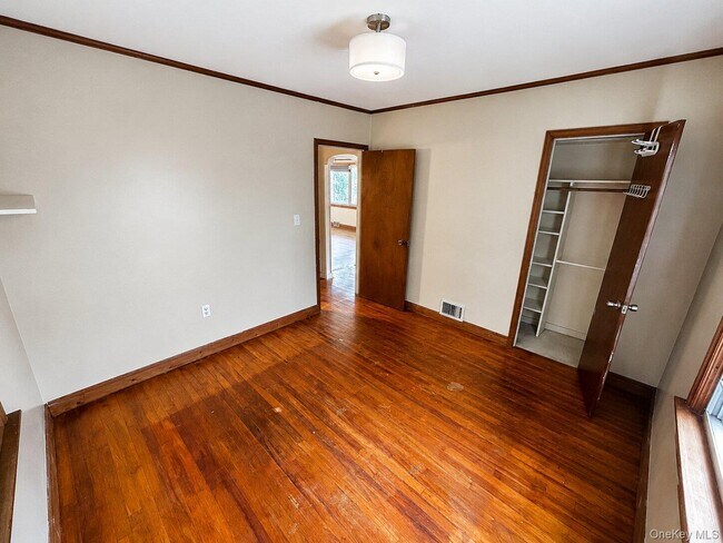 Building Photo - 17 Greenview Ave