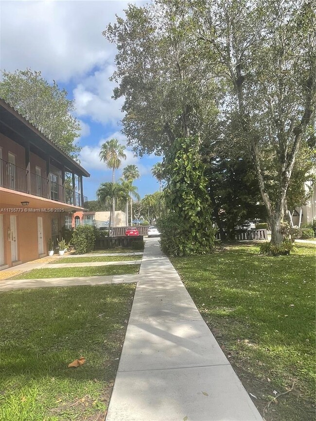 Building Photo - 10790 N Kendall Dr