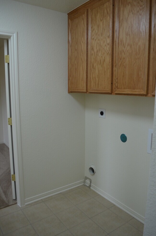 Building Photo - 913Daisy