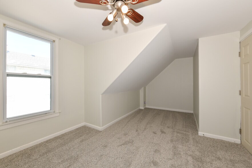 Building Photo - 422 S 89th St