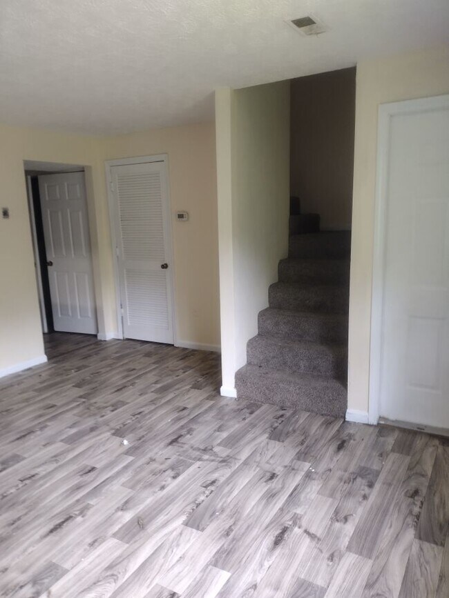 Building Photo - 167 Glen Hill Drive - Duplex