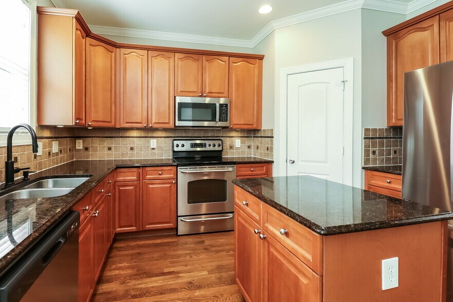 Building Photo - 8638 Castle Cliff Dr