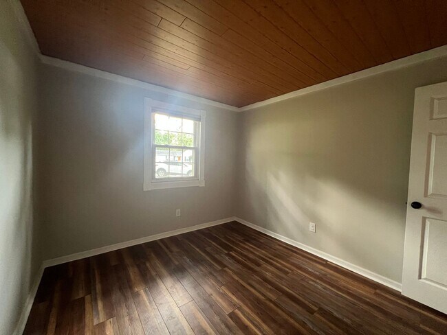 Building Photo - Cute 3 Bed 2 Bath!
