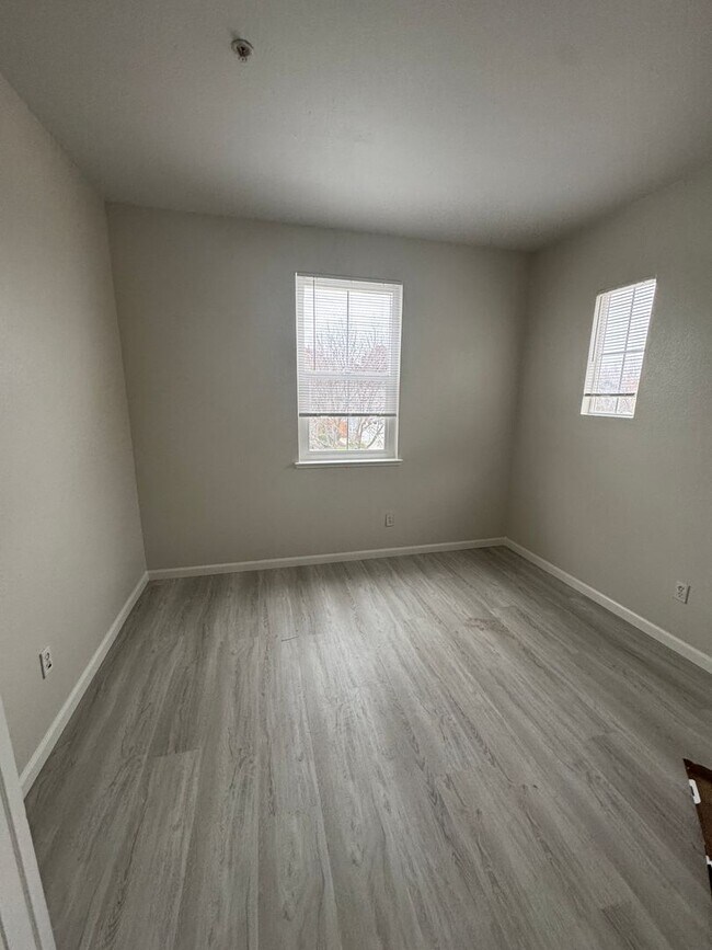 Building Photo - Great 5 bedroom 2.5 bath home in desirable Brentwood neighborhood! Crown molding in living room w...