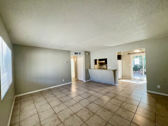 Building Photo - 2 bed 1 bath WTS included