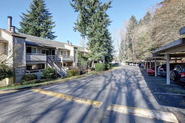 Building Photo - 2 Bedroom Ground Floor Condo in the Heart of Woodinville!