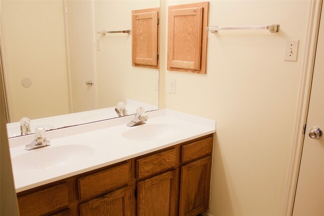 Building Photo - 2046 Hickory Glen Dr