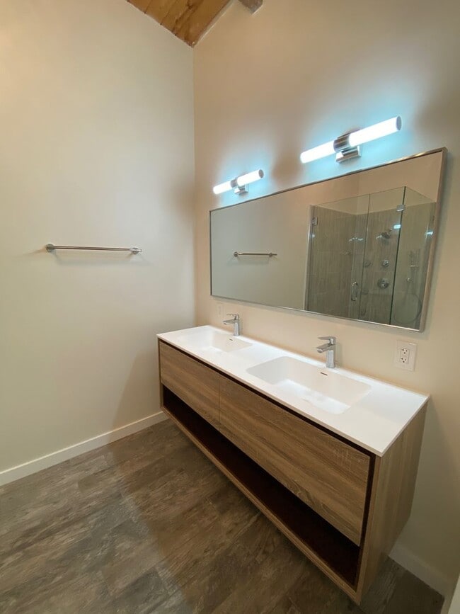 Building Photo - 4 bed, 2 1/2 bath home in the Racquet Club...