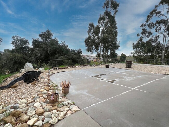 Building Photo - Spacious Single Story 3-Bedroom Home Beaut...