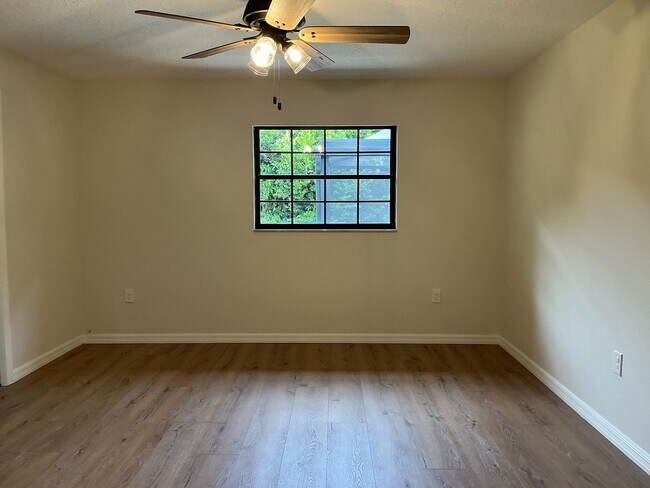 Building Photo - Remodeled 3BR/2BA Home with Pool & Screene...