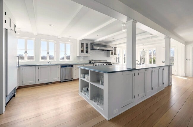 Building Photo - 280 Further Ln