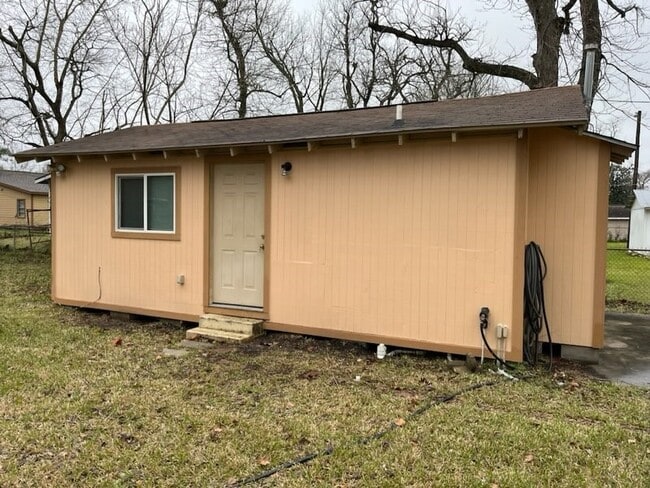 Primary Photo - 2500 Pennington St