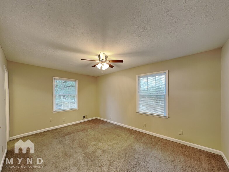 Building Photo - 593 Cedar Ave NW