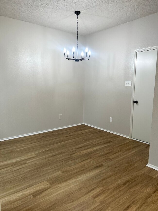 Building Photo - SPACIOUS 3/2/1 DUPLEX