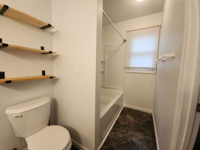 Building Photo - Updated 3 Bed / 2 Bath Ranch – Minutes to ...