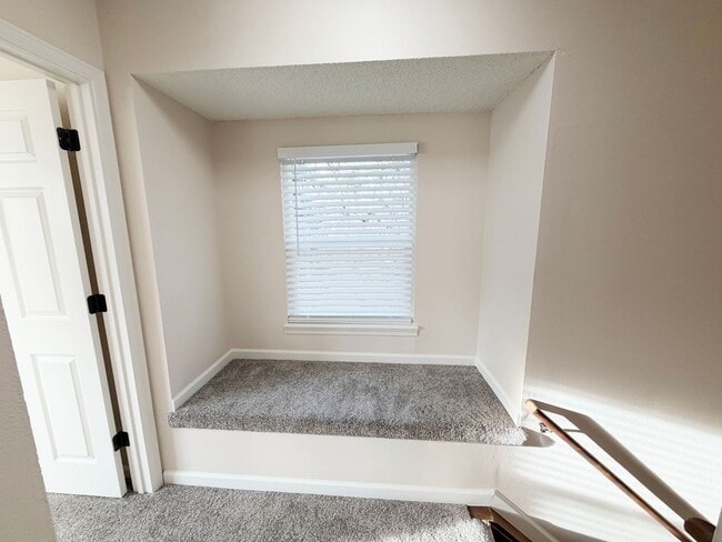 Building Photo - Exceptional 3-bedroom, 2.5-bathroom end unit townhouse located in Arvada